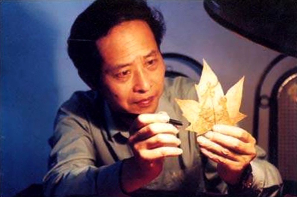 Slide Player The father of leaf carving